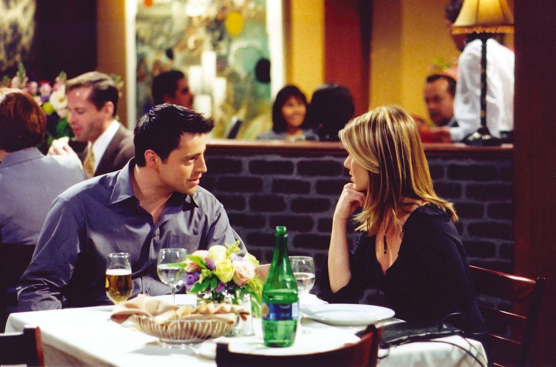 Joey (Matt LeBlanc, l.) hat sich dazu bereiterklärt, mit Rachel (Jennifer Aniston, r.) auszugehen ... - Bildquelle: TM+  WARNER BROS.