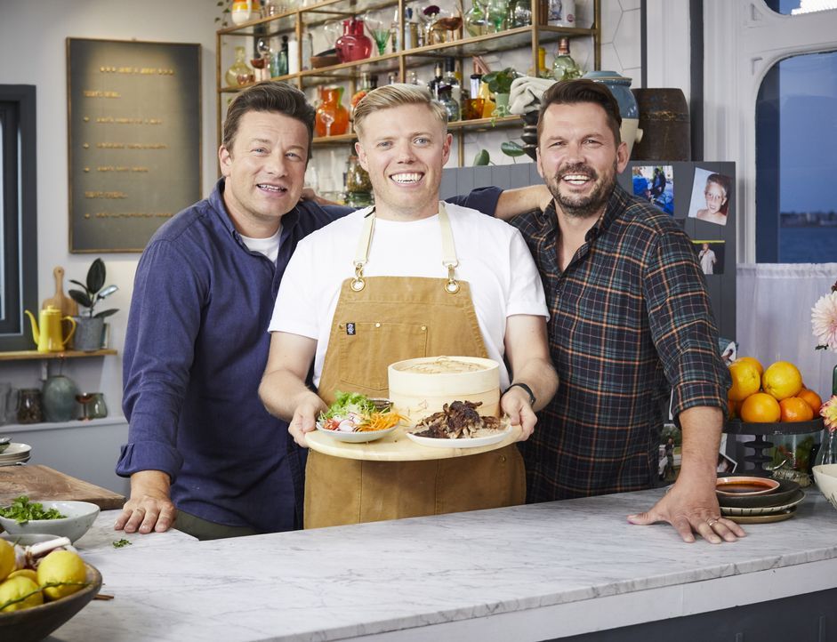(v.l.n.r.) Jamie Oliver; Rob Beckett; Jimmy Doherty - Bildquelle: Steve Ryan 2019 Jamie Oliver Enterprises Ltd. / Steve Ryan