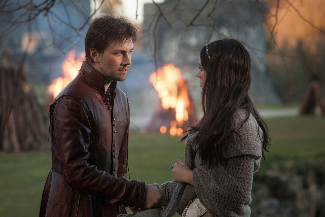 Die Begegnung mit Sebastian (Torrance Coombs, l.), dem Bruder des Thronfolgers Francis, verwirrt Mary (Adelaide Kane, r.), die junge Königin von Sch... - Bildquelle: Joss Barratt 2013 The CW Network, LLC. All rights reserved.