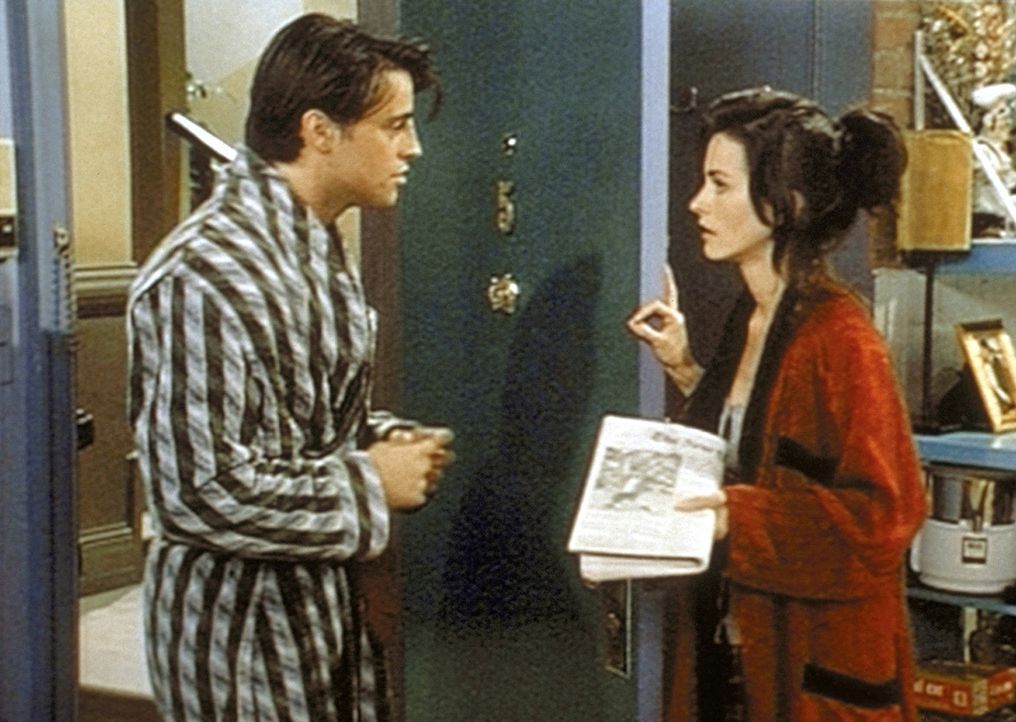 Joey (Matt LeBlanc, l.) bittet Monica (Courteney Cox, r.) am Tag seines Filmauftritts um ihre Hilfe. Er soll Al Pacinos Hintern doubeln. - Bildquelle: TM+  2000 WARNER BROS.