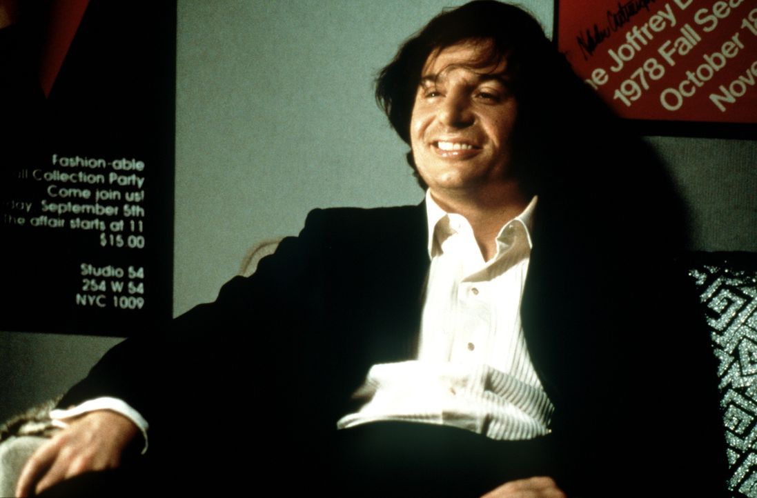 Der Nachtclub-Besitzer Steve Rubell (Mike Myers) sonnt sich im Erfolg seines Lusttempels "Studio 54" - doch dann bekommt er Besuch von der Steuerfah... - Bildquelle: Miramax Films