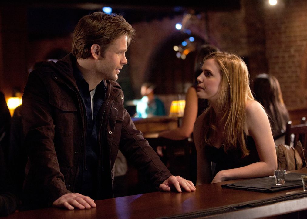 Zwischen Jenna (Sara Canning, r.) und Alaric (Matthew Davis, l.) sind noch viele Dinge ungeklärt. - Bildquelle: Warner Brothers