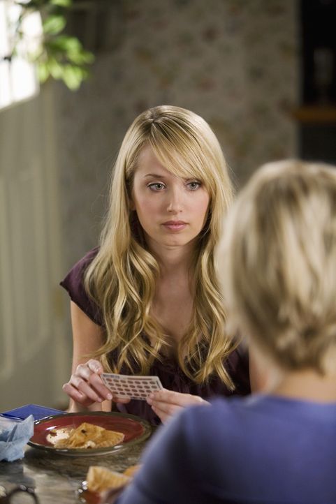 Grace (Megan Park, l.) versichert ihrer Mutter (Josie Bissett, r.), dass sie noch mit keinem Jungen geschlafen hat ... - Bildquelle: 2008 DISNEY ENTERPRISES, INC. All rights reserved. NO ARCHIVING. NO RESALE.