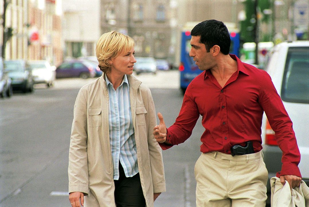 Eva (Corinna Harfouch, l.) soll mit Kollegen Alyans (Erdal Yildiz, r.) den Mordfall an einer exzentrischen Schauspielerin lösen. - Bildquelle: Sat.1