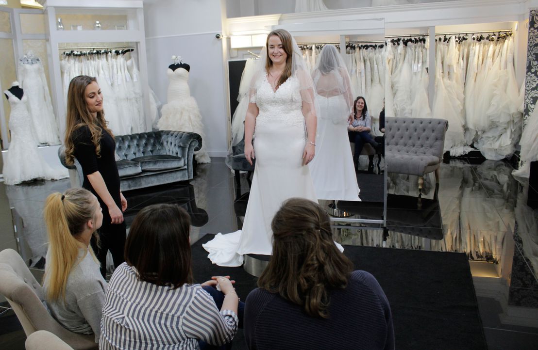 Jodie legt beim Kauf ihres Brautkleides großen Wert auf die Meinung ihrer En... - Bildquelle: Discovery Communications