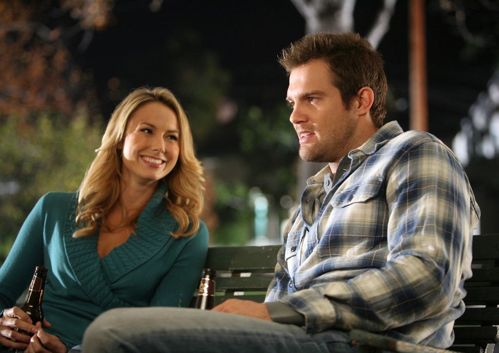 Wird Eddie (Geoff Stults, r.) seine jetzige Freundin Janet mit seiner Ex-Verlobten Rory (Stacy Keibler, l.) betrügen? - Bildquelle: ABC Studios