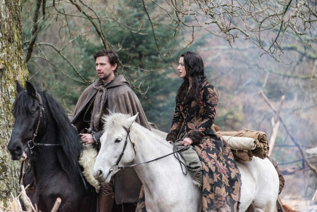Nicht nur Sebastian (Torrance Coombs, l.) und Mary (Adelaide Kane, r.) finden sich in Schottland in einer gefährlichen Situation wieder, sondern auc... - Bildquelle: Bernard Walsh 2016 The CW Network, LLC. All rights reserved.