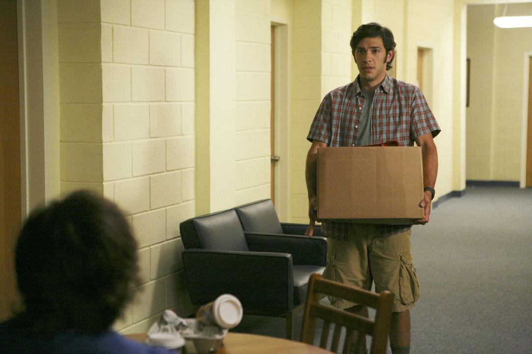 Rusty versucht sich bei der alljährlichen "Senior Festungen" an der Tür von Max Tyler (Michael Rady) ... - Bildquelle: 2008 ABC Family