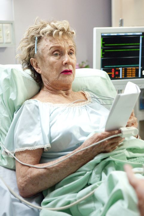 Die unausstehliche Patientin Mrs. Lachman (Cloris Leachman, l.) macht den Pflegern und Schwestern das Leben schwer ... - Bildquelle: Sony 2009 CPT Holdings, Inc. All Rights Reserved