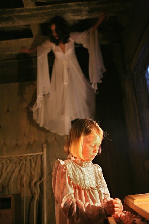 Eines Tages wird die kleine Beth (Amayla und Bryn Early, vorne) von der Vampirin Coraline (Shannyn Sossamon, hinten) entführt. Diese hat mit dem Mäd... - Bildquelle: Warner Brothers
