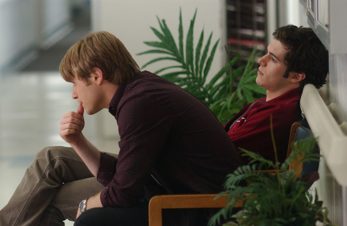Während Marissa merkt, dass sie mehr als nur Freundschaft für Alex empfindet, warten Ryan (Benjamin McKenzie, l.) und Seth (Adam Brody, r.) im Kra... - Bildquelle: Warner Bros. Television