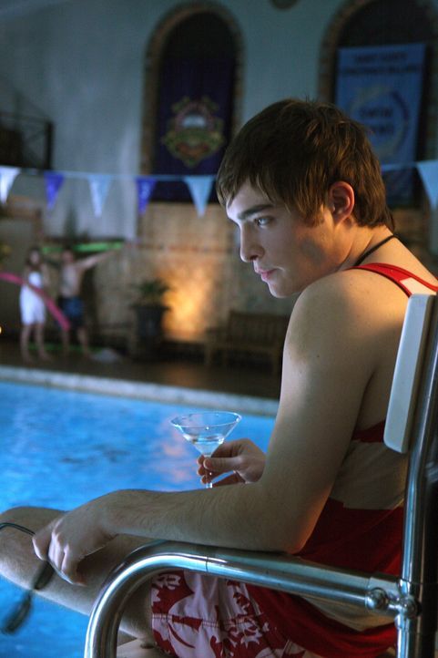 Völlig betrunken verfolgt Chuck (Ed Westwick) die wilde Party vom Stuhl des Bademeisters aus. Bis ein Unglück passiert ... - Bildquelle: Warner Brothers