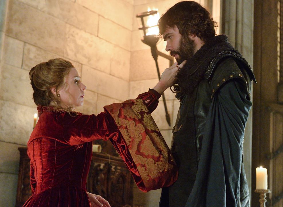Königin Katherine (Megan Follows, l.) und ihr engster Berater Nostradamus (Rossif Sutherland, r.) werden des Ehebruchs bezichtigt. Doch was verbinde... - Bildquelle: Ben Mark Holzberg 2013 The CW Network, LLC. All rights reserved.