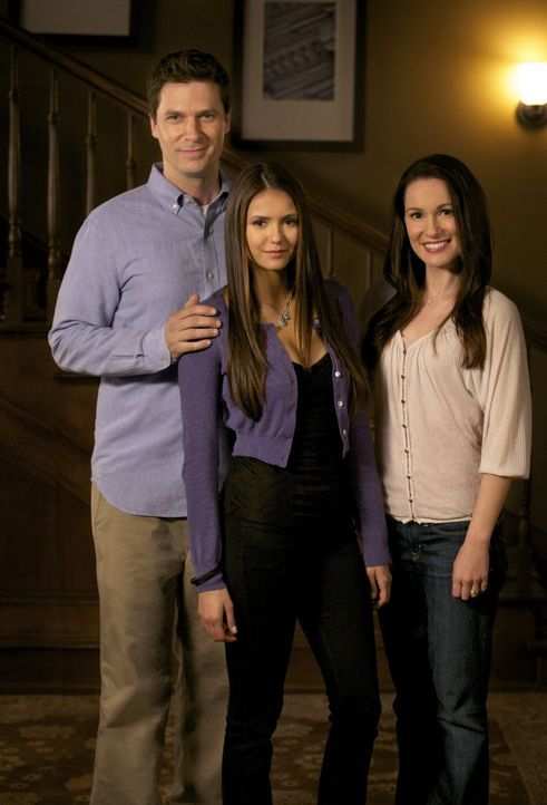 Ein Bild aus vergangenen Tagen: Elena (Nina Dobrev, M.) zusammen mit ihren Eltern Grayson (Jason MacDonald, l.) und Miranda (Erin Beute, r.) ... - Bildquelle: Warner Brothers