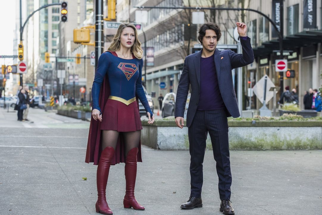 Als der unbekannte Mr. Mxyzptlk (Peter Gadiot, r.) Supergirl (Melissa Benoist, l.) seine Liebe gesteht, ahnt sie noch nicht, wie gefährlich er wirkl... - Bildquelle: 2016 Warner Brothers