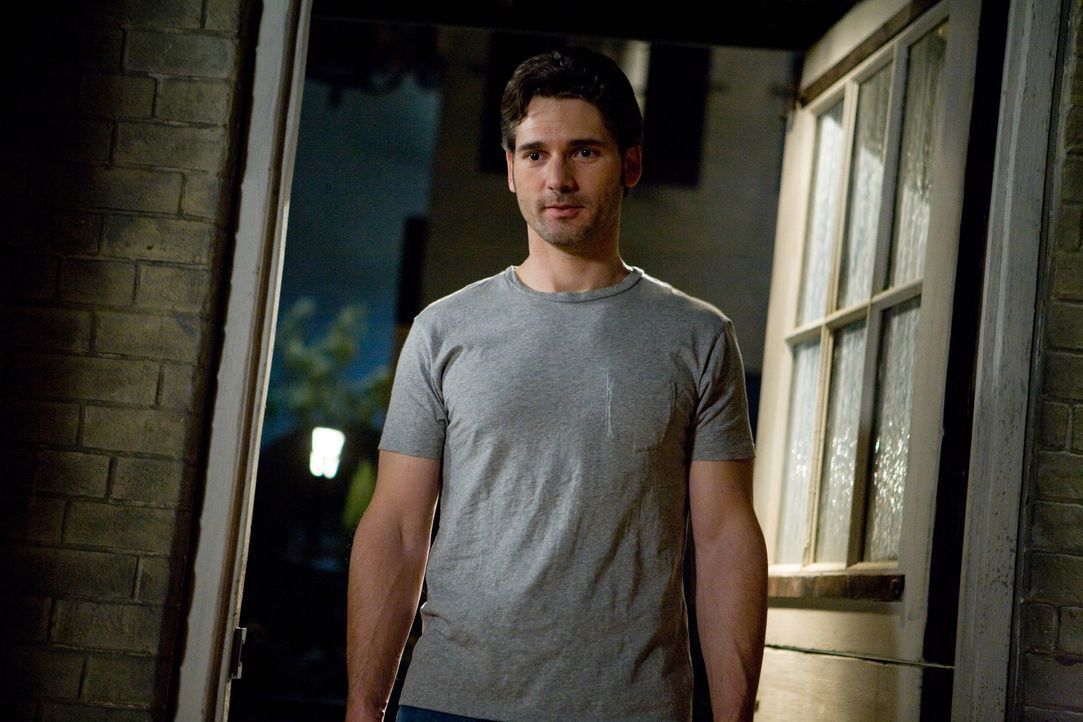 Normaler Stress zwingt Henry (Eric Bana) auf Zeitreisen zu gehen, die ihm immer wieder bedrückende Einblicke in die Zukunft gewähren ... - Bildquelle: Warner Brothers