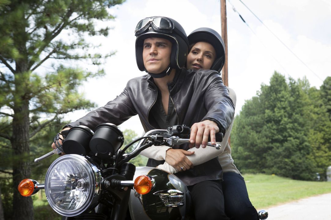 Elena und Stefan auf dem Motorrad - Bildquelle: Warner Bros. Entertainment Inc.