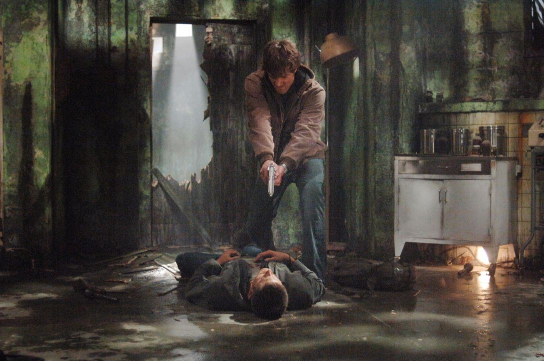 Als Sam (Jared Padalecki, oben) und Dean (Jensen Ackles, unten) ein altes Haus untersuchen, das eine sehr dunkle Vergangenheit hat, wird Sam von ein... - Bildquelle: Warner Bros. Television