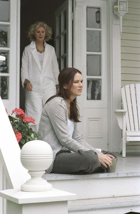 Die schwangere Jenna (Jacinda Barrett, vorne) ist verzweifelt. Sie weiß nicht, ob ihr Freund eine Affäre hat. Ihre Mutter (Blythe Danner, hinten) ve... - Bildquelle: DreamWorks Pictures