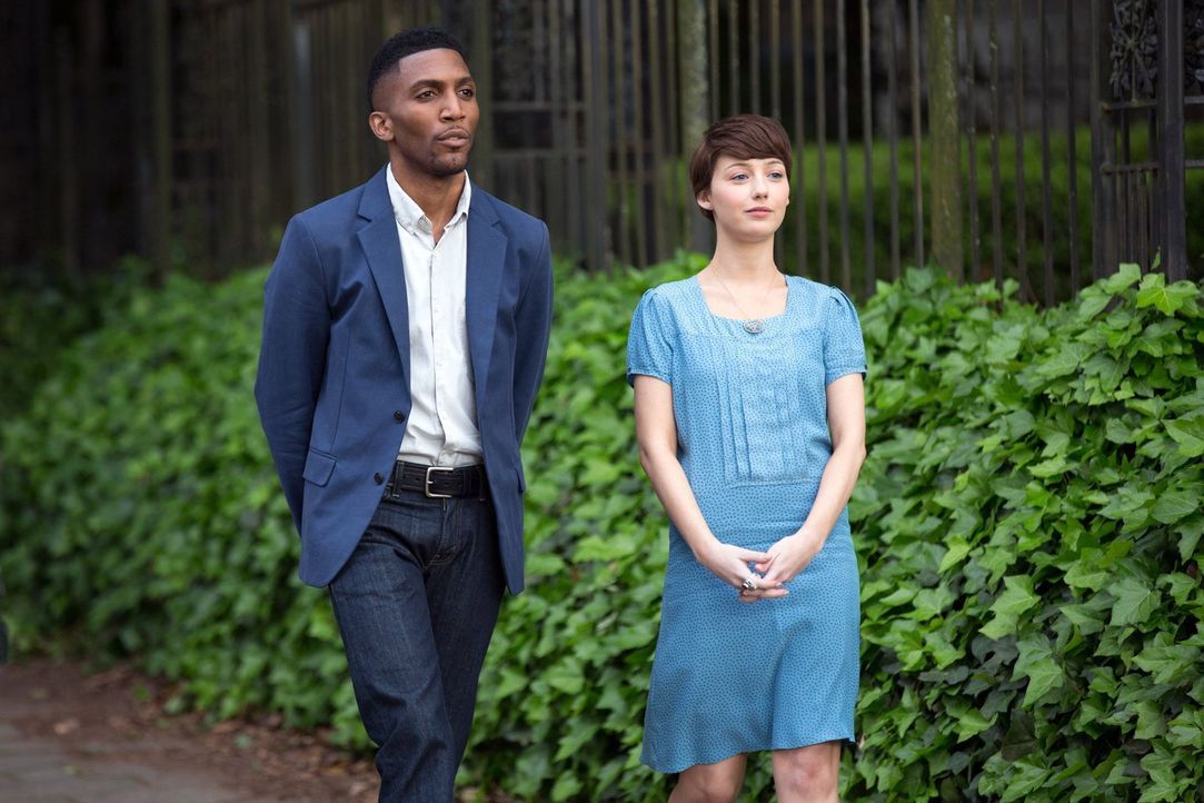 Wer sind Cassie (Natalie Dreyfuss, r.) und Vincent (Yusuf Gatewood, l.) wirklich? - Bildquelle: Warner Bros. Television