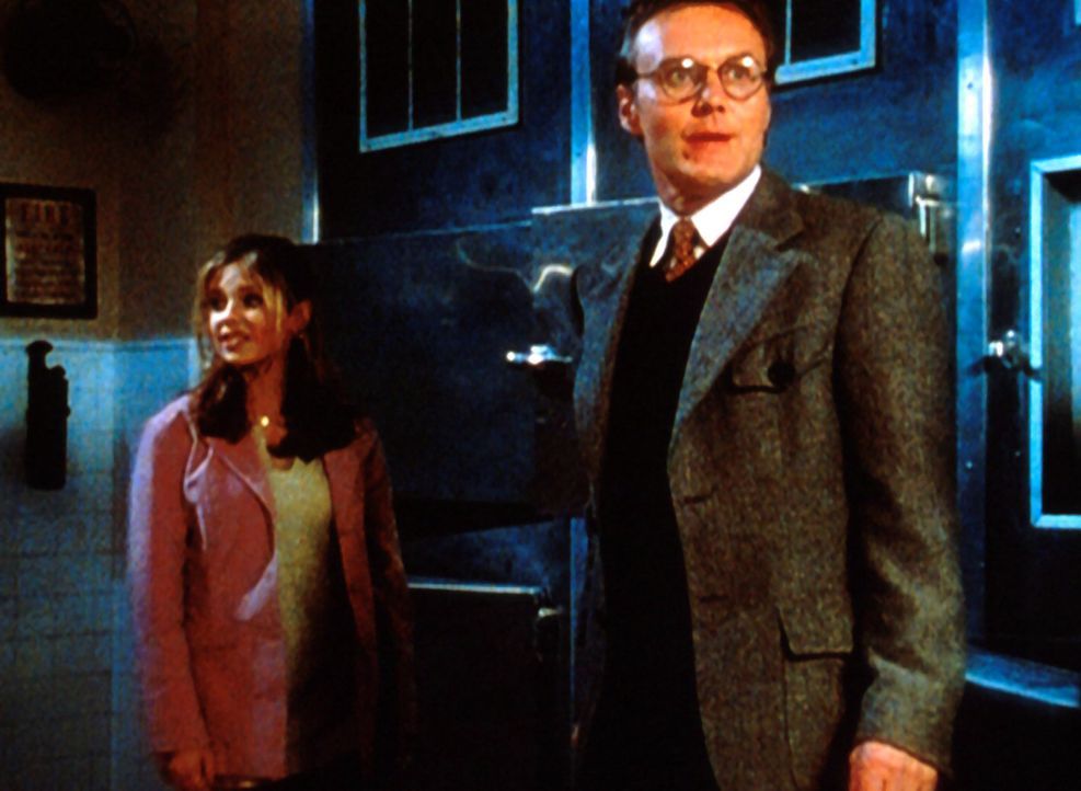 Buffy (Sarah Michelle Gellar, l.) und Mr. Giles (Anthony Stewart Head, r.) suchen in der Leichenhalle nach Hinweisen auf eine Verschwörung der Vampi... - Bildquelle: TM +   2000 Twentieth Century Fox Film Corporation. All Rights Reserved.