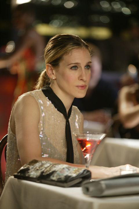 Als Carrie (Sarah Jessica Parker) zufällig ihre Lektorin Courtney wiedertrifft, erkennt sie, dass es manchmal besser ist, Erfolge nur sparsam dosie... - Bildquelle: Paramount Pictures