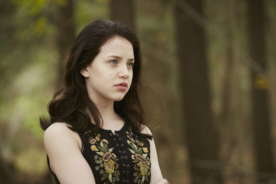 Savannah (Kiara Glasco) soll mit dem Ritual beginnen, doch dass Elena nicht da ist, macht ihr Angst. Zu Recht? - Bildquelle: 2015 She-Wolf Season 2 Productions Inc.
