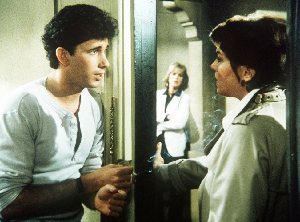 Matt (Alan Hayes, l.) soll als Informant in eine Schule eingeschleust werden. Lacey (Tyne Daly, r.) und Cagney (Sharon Gless) hoffen so, endlich den... - Bildquelle: ORION PICTURES CORPORATION. ALL RIGHTS RESERVED.