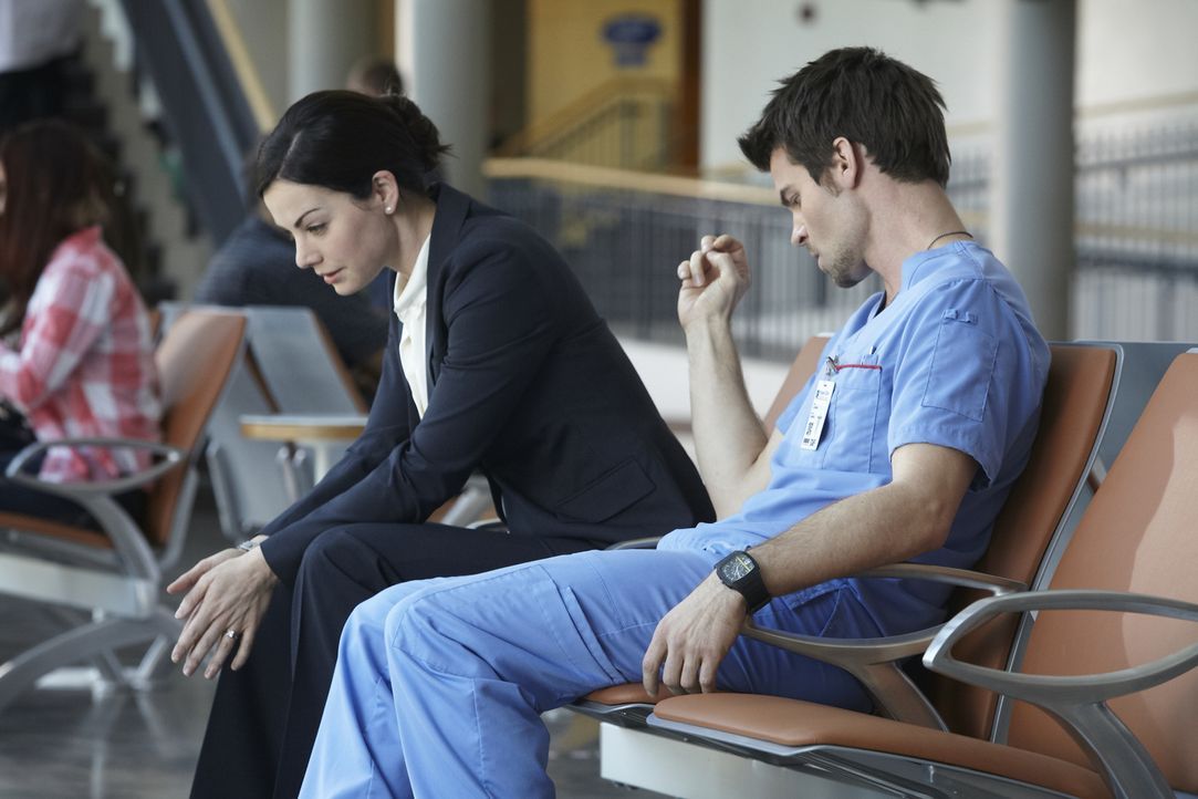 Alex (Erica Durance, l.) bräuchte gerade dringend eine Schulter zum Anlehnen, doch Joel (Daniel Gillies, r.) hat selbst mit großen Problemen zu kämp...