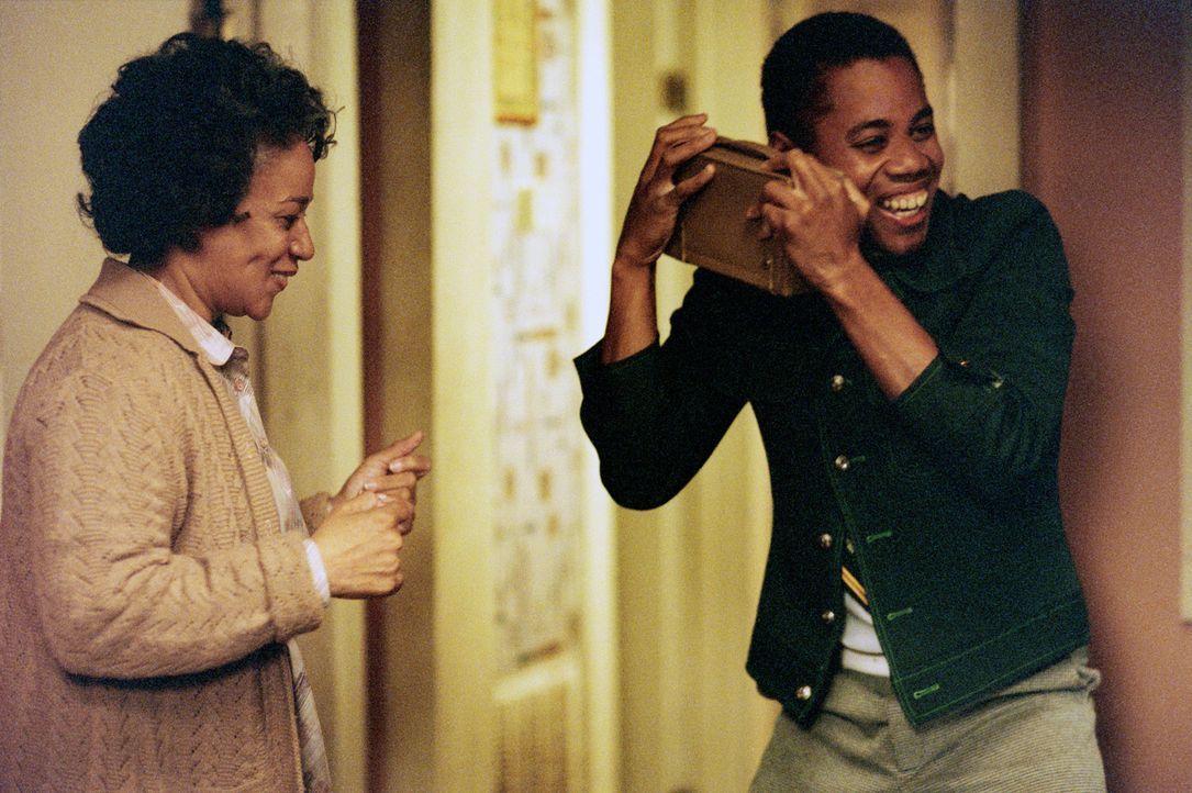 Radios Mama Maggie (S. Epatha Merkerson, l.; Cuba Gooding jr., r.) ist es immer wieder eine Freude, ihren Sohn so glücklich zu sehen, wenn er nur e... - Bildquelle: 2004 Sony Pictures Television International. All Rights Reserved.