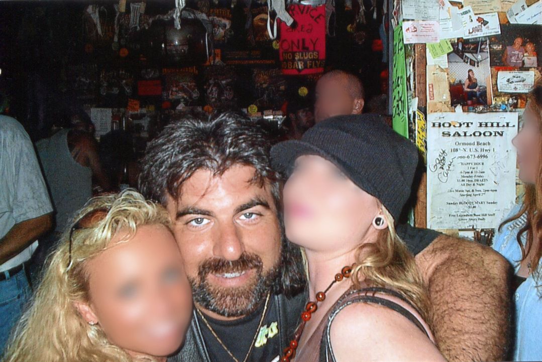 Der 51-Jährige Dennis "Scooter" Abrahamsen (M.) veranstaltet eine Sex-Party bei sich und holt sich schließlich sogar seine Mörder ins Haus ... - Bildquelle: 2016 NBCUniversal Alle Rechte vorbehalten