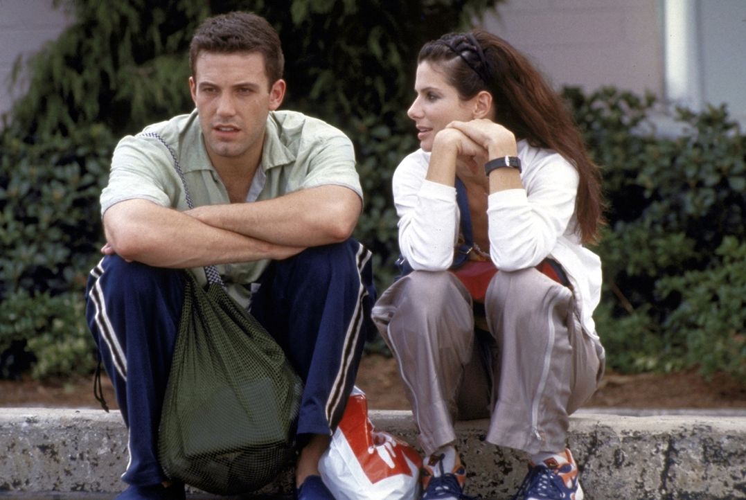 Seit Ben (Ben Affleck, l.) die chaotische Sarah (Sandra Bullock, r.) getroffen hat, lassen die Desaster nicht lange auf sich warten ... - Bildquelle: TM+  1999 DreamWorks LLC. All Rights Reserved.
