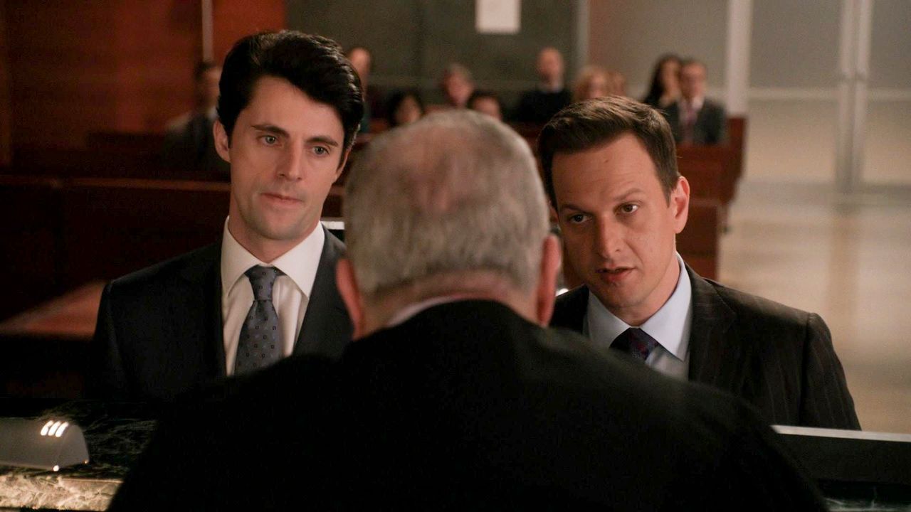Will (Josh Charles, r.) muss sich eingestehen, dass sein neuer Gegner im Gericht, Finn Polmar (Matthew Goode, l.), einiges zu bieten hat ... - Bildquelle: 2014 CBS Broadcasting, Inc. All Rights Reserved
