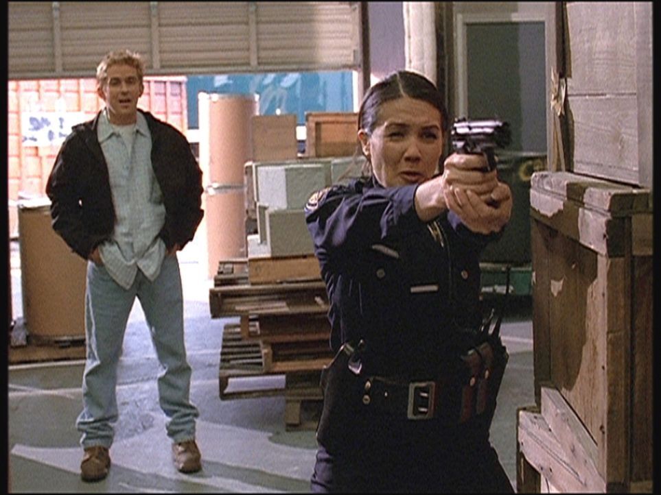 Jesse (Charlie Schlatter, l.) beobachtet verblüfft, wie die Polizistin Patty es mit einer Gangsterbande aufnimmt. - Bildquelle: Viacom