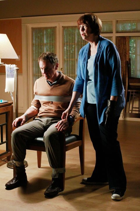 Susan, die aufgrund des Verdachts Paul (Mark Moses, l.) vergiftet zu haben, verhaftet wurde, muss die Polizei davon überzeugen, dass Felicia (Harrie... - Bildquelle: ABC Studios