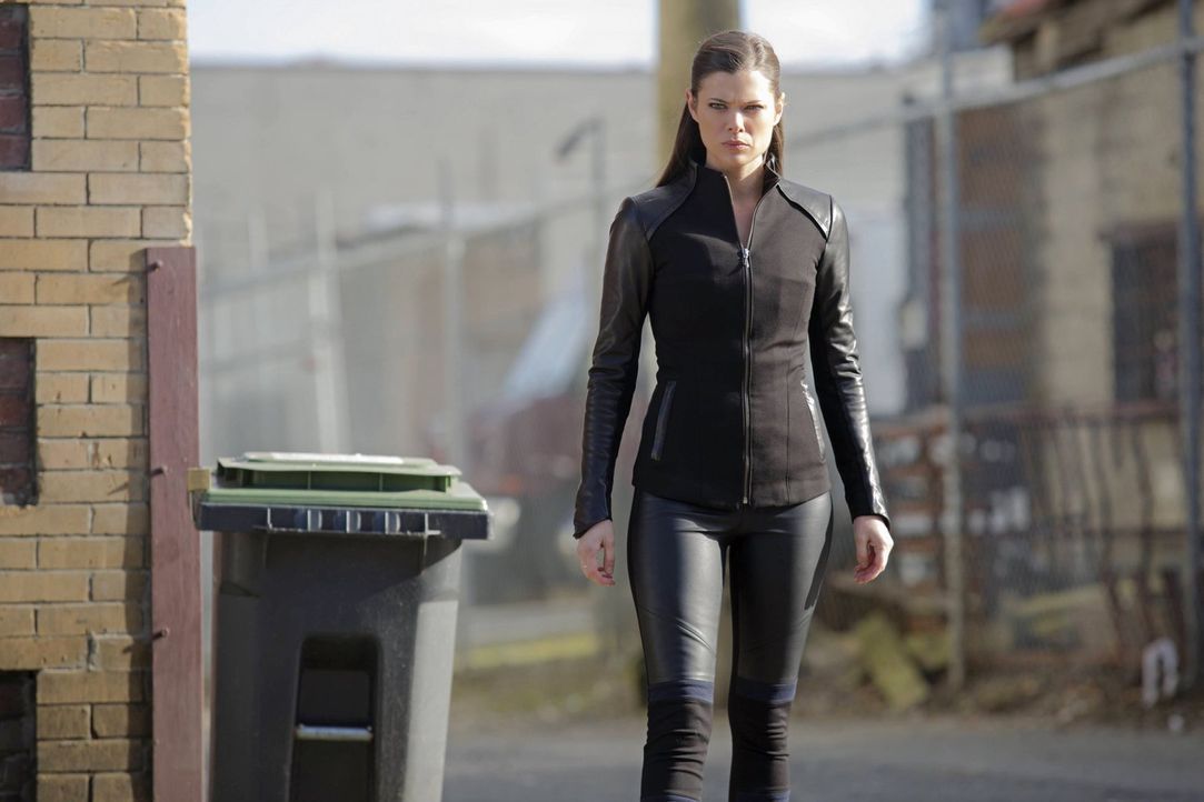 Cara (Peyton List) begibt sich auf die Suche nach einem neuen Mutanten und muss feststellen, dass diese Person ihr besonders nahe steht ... - Bildquelle: Warner Bros. Entertainment, Inc