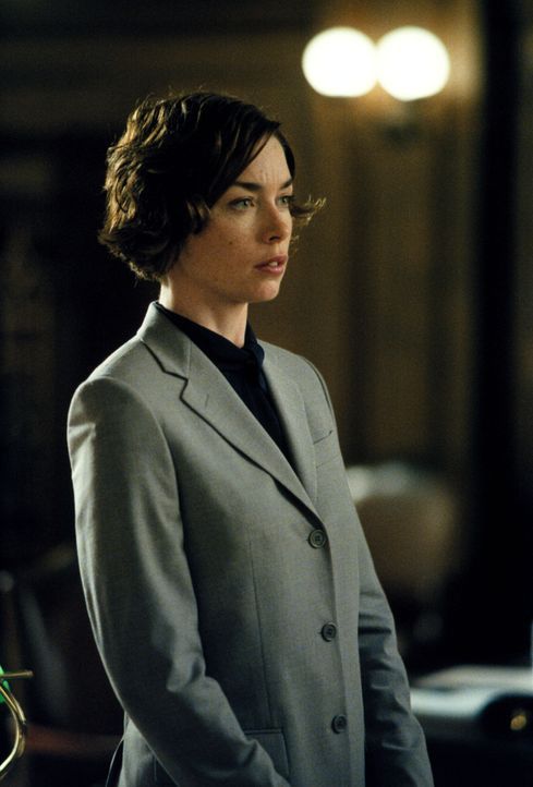 Als gute Anwältin ist Jenny (Julianne Nicholson) sehr gefragt, auch ein Kollege braucht ihre Hilfe ... - Bildquelle: 2001 Twentieth Century Fox Film Corporation. All rights reserved.