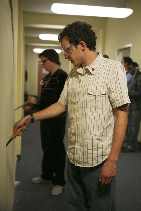 Während Casey bei der Jobsuche Drew kennenlernt, versuchen sich Dale (Clark Duke, l.) und Rusty (Jacob Zachar, r.) an den Türen der Examensstudenten... - Bildquelle: 2008 ABC Family