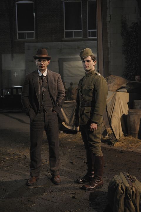 Rückblick ins Jahr 1918: Aidan (Sam Witwer, r.) und Bishop (Mark Pellegrino, l.) ... - Bildquelle: Phillipe Bosse 2012 B.H. 2 Productions (Muse) Inc. ALL RIGHTS RESERVED.