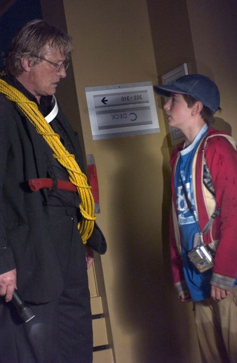 Mit dem kleinen Dylan (Rory Copus, r.) macht sich Bischof Schmitt (Rutger Hauer, l.) daran, einen Weg zu finden, dem sinkenden Schiff zu entkommen ... - Bildquelle: Hallmark Entertainment