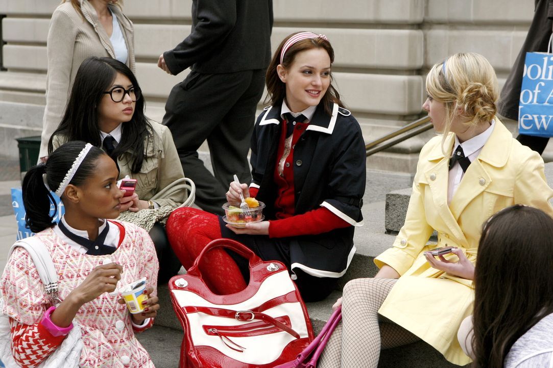 Blair (Leighton Meester, 2.v.r.) hat neue Informationen über Jennys (Taylor Momsen, r.) Freund Asher. Ihre Freundinnen Nelly (Yin Chang, 2.v.l.) un... - Bildquelle: Warner Bros. Television
