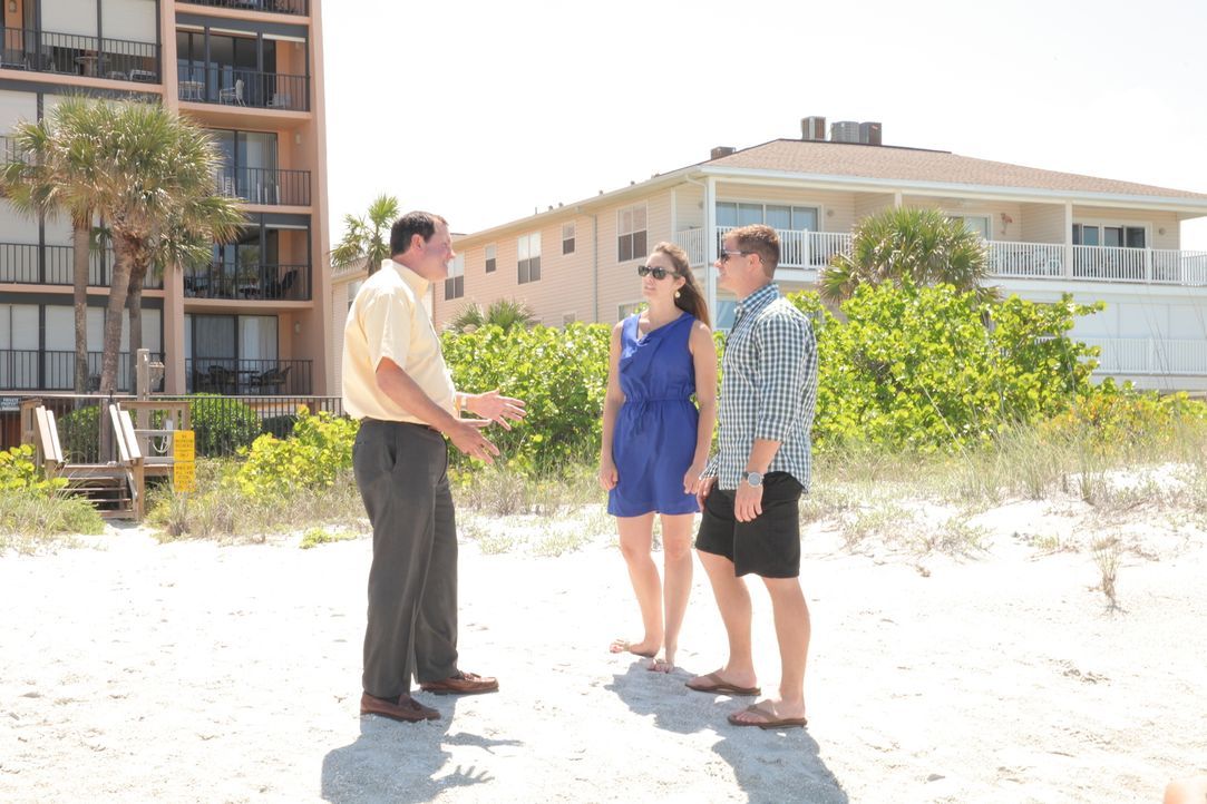 Die frischverliebten Lauren (M.) und Erik (r.) sind auf der Suche nach ihrem ersten gemeinsamen Heim am Clearwater Strand. Makler Godwin (l.) zeigt... - Bildquelle: 2013, HGTV/Scripps Networks, LLC. All Rights Reserved.