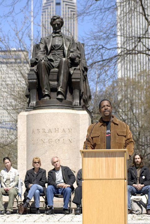 Vor der Abraham Lincoln Statue lässt ein Redner seiner Meinung freien Lauf ... - Bildquelle: Warner Bros. Television