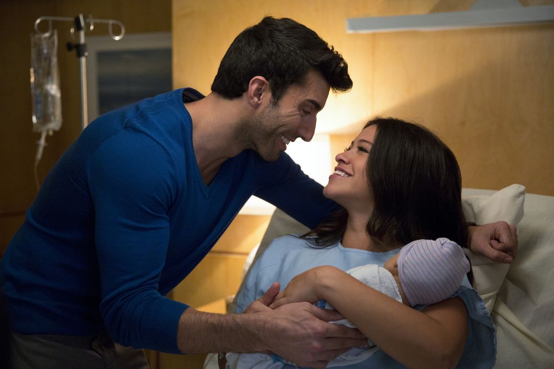 Eine glückliche Familie? Jane (Gina Rodriguez, r.), Rafael (Justin Baldoni, l.) und das Baby ... - Bildquelle: 2014 The CW Network, LLC. All rights reserved.