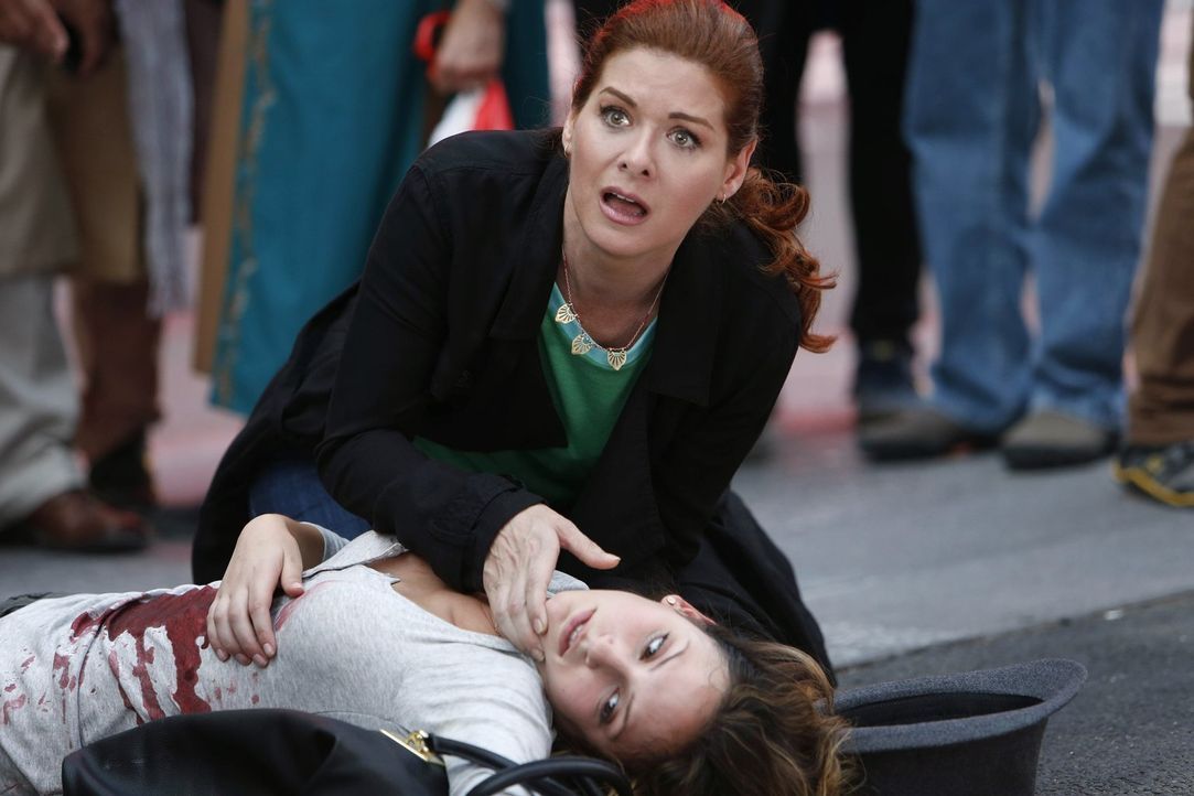 Als eine beschattete Person (Dillan Arrick, unten) auf offener Straße erschossen wird, müssen Laura (Debra Messing, oben) und ihre Kollegen schnell... - Bildquelle: Warner Bros. Entertainment, Inc.
