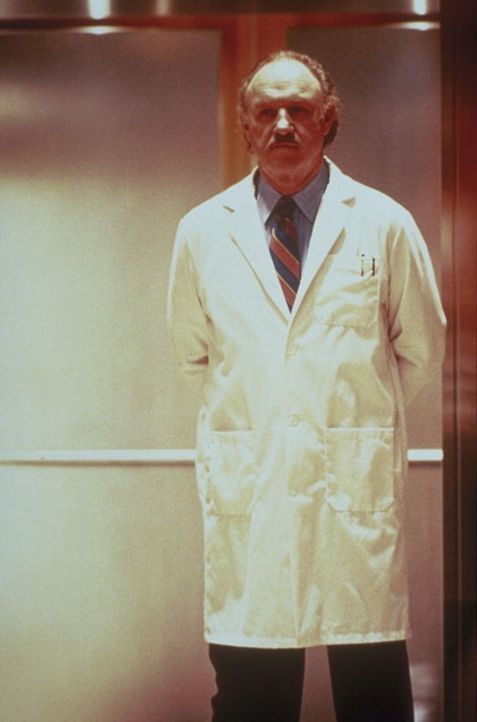 Der geniale, aber skrupellose Neurologe Dr. Myrick (Gene Hackman) rät seinem Kollegen Dr. Luthan, die Sache mit dem verschwundenen Toten ruhen zu l...