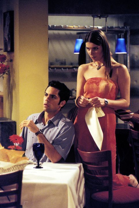 Royce und Clay (Daniel Pino, l.) lernen Daphne (Ivana Milicevic, r.) und Susan kennen, zwei hübsche junge Damen, die eineiige Zwillinge sind, doch... - Bildquelle: Paramount Television