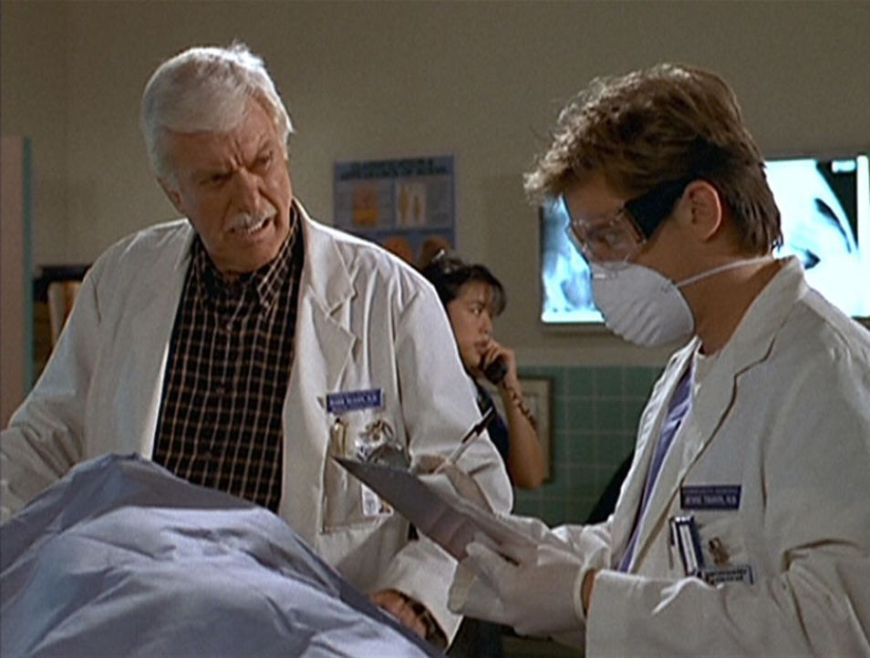 Jesse (Charlie Schlatter, r.) und Mark (Dick Van Dyke, l.) untersuchen die Opfer des Flugzeugabsturzes. - Bildquelle: Viacom