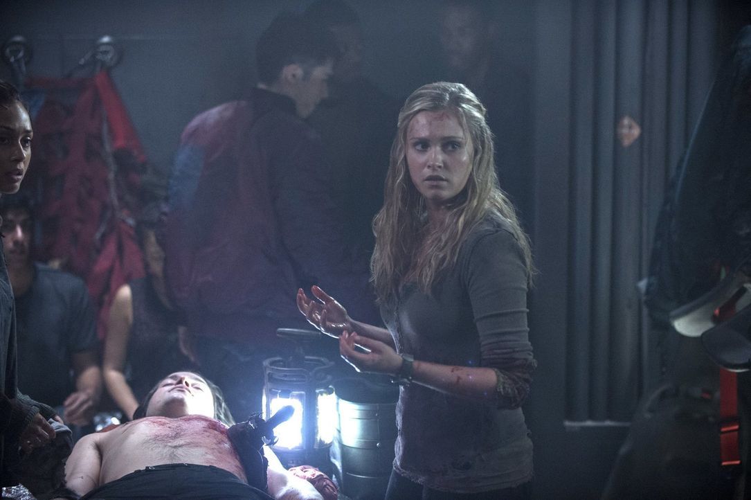 Clarke (Eliza Taylor) trifft eine folgenschwere Entscheidung ... - Bildquelle: Warner Brothers