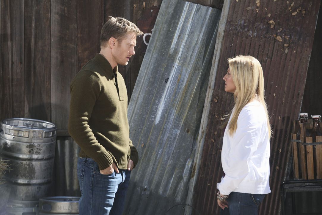 Sasha Beloff (Neil Jackson, l.) ist überrascht von Laurens (Cassie Scerbo, r.) Besuch. Sie versucht ihn davon zu überzeugen, als Trainer zurückzu... - Bildquelle: 2010 Disney Enterprises, Inc. All rights reserved.